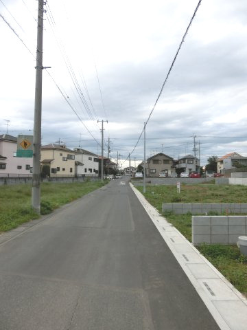 鴻巣市宮前の売地の前面道路含む現地写真|南西側道路を逆側から撮影した写真です。右側が当該物件です。