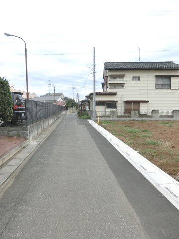 鴻巣市宮前の売地の前面道路含む現地写真|北東側道路の写真です。右側が当該物件です。