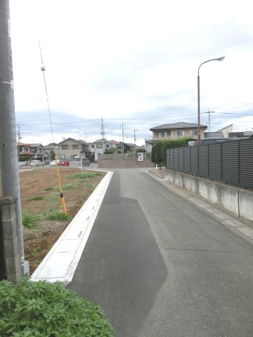鴻巣市宮前の売地の前面道路含む現地写真|北東側道路の写真です。左側が当該物件です。