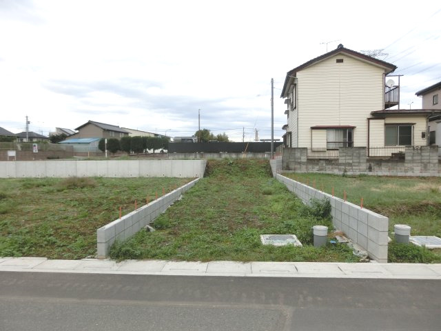 鴻巣市宮前の売地の外観|南西側道路から撮影した路地状部分の写真です。南西側道路と北東側道路の高さが異なるため、北東側の方の敷地が高くなっています。この路地状部分には車が２台駐車可能です。