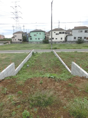 鴻巣市宮前の売地の展望|敷地内から路地状部分と南西側道路を撮影した写真です。