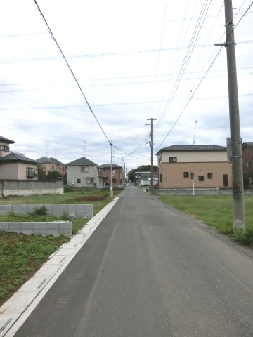 鴻巣市宮前の売地の前面道路含む現地写真|南西側道路の写真です。左側が当該物件です。