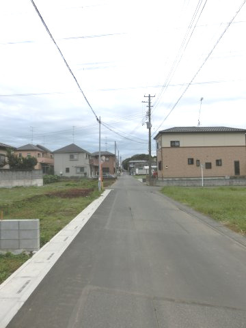 鴻巣市宮前の売地の前面道路含む現地写真|南西側道路の写真です。左側が当該物件です。