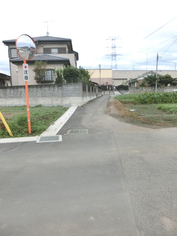 鴻巣市宮前の売地の前面道路含む現地写真|南東側道路の写真です。左側が当該物件です。