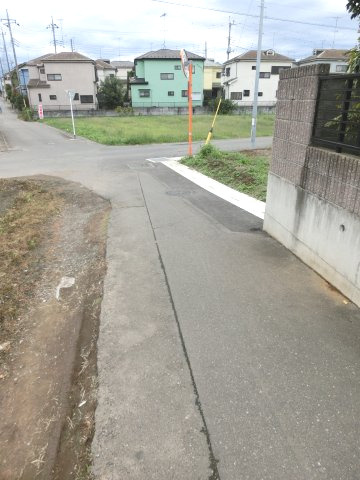 鴻巣市宮前の売地の前面道路含む現地写真|南東側道路の写真です。右側が当該物件です。