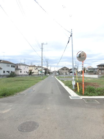 鴻巣市宮前の売地の前面道路含む現地写真|南西側道路を逆側から撮影した写真です。右側が当該物件です。