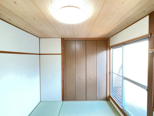 今井アパートBの和室|和室がひろがる居住スペースにクローゼットが付いてます。