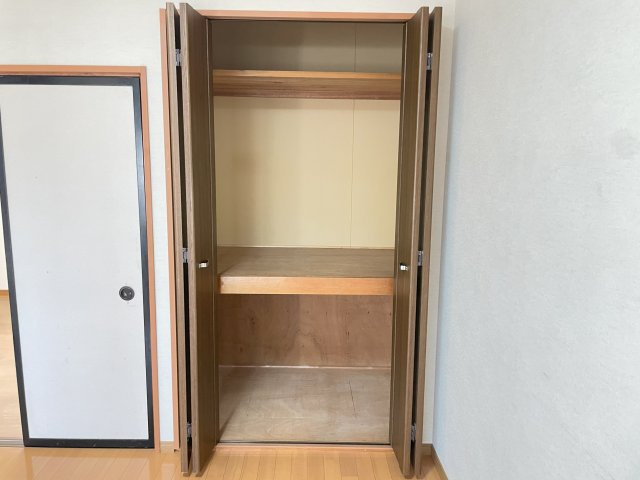 今井アパートBの洋室|収納のためのスペースです