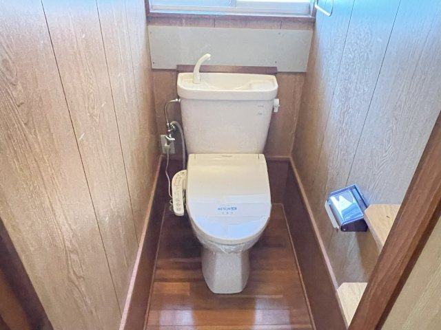 今井アパートBのトイレ|ゆったりとした空間のトイレです