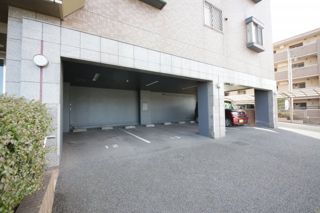 サプリーム大田川の駐車場