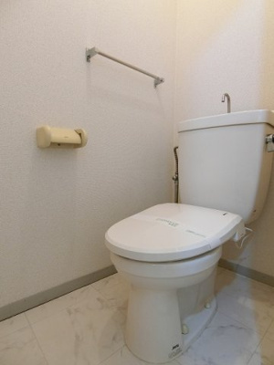 【トイレ】 | カサグランデB | 人気のバス・トイレ別です♪横にはタオルを掛けられるハンガーもあります！冬に特に嬉しい暖房便座機能も完備◎