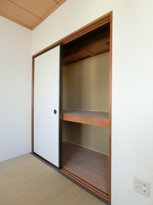 【収納】 | カサグランデB | 和室6帖のお部屋にある押入れです！かさばるお布団や季節のお洋服を収納するのに便利☆