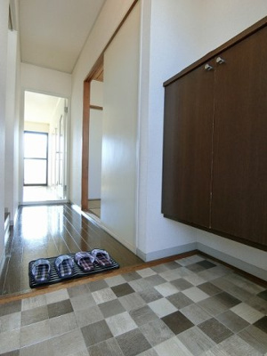 【玄関】 | カサグランデB | 玄関から室内への景観です！右手に和室6帖のお部屋、左手に洗面所・トイレ・バスルームがあります☆
