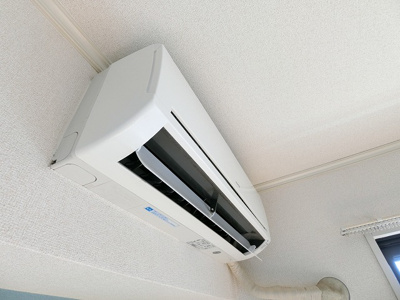 【設備】 | カサグランデB | 暑い夏や寒い冬に大活躍！ダイニングキッチンにあるエアコンです☆冷暖房完備で1年中快適に過ごせます♪