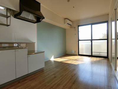 【居間・リビング】 | カサグランデB | 南東向きダイニングキッチン7.5帖☆バルコニーに繋がるお部屋です♪エアコン付きで1年中快適に過ごせますね☆
