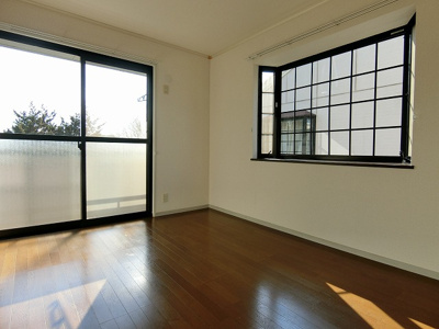 【洋室】 | カサグランデB | 南東向き洋室6帖☆バルコニーに繋がる角部屋二面採光のお部屋です！出窓があるのでインテリアを飾って楽しむこともできます♪