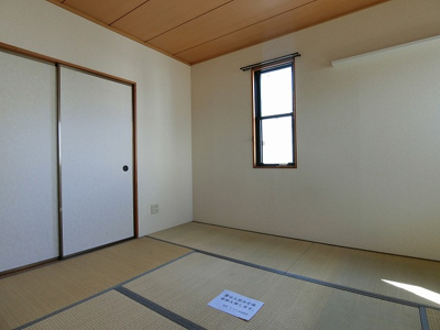 【和室】 | カサグランデB | 和室6帖☆角部屋二面採光6帖のお部屋です！和室は冬場はコタツでほっこり♪夏は意外と涼しくて使い勝手がいいんですよ♪
