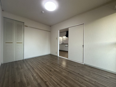 【洋室】 | カサグランデB | 南東向き洋室6帖☆収納スペースがあります♪荷物をたっぷり収納できてお部屋がすっきり片付きます☆