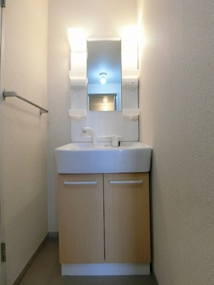 【洗面所】 | カサグランデB | 洗髪洗面化粧台で忙しい朝にも寝癖の付いた頭にも優しい☆お化粧するときにも大活躍です♪