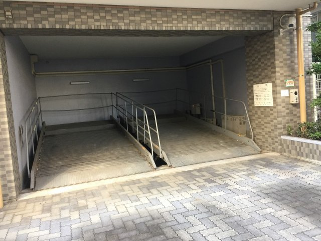 シャンノール綾瀬の駐車場