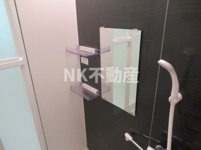 【浴室】 | アクロスフェリオ（長瀬賃貸） | お風呂に鏡があります