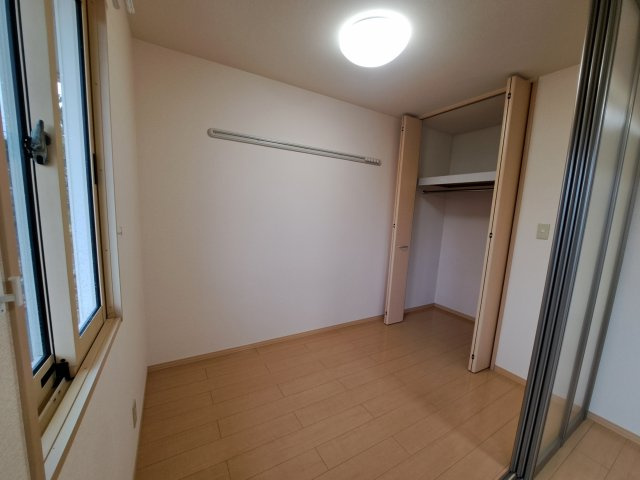 リビングタウン榎戸C棟の洋室