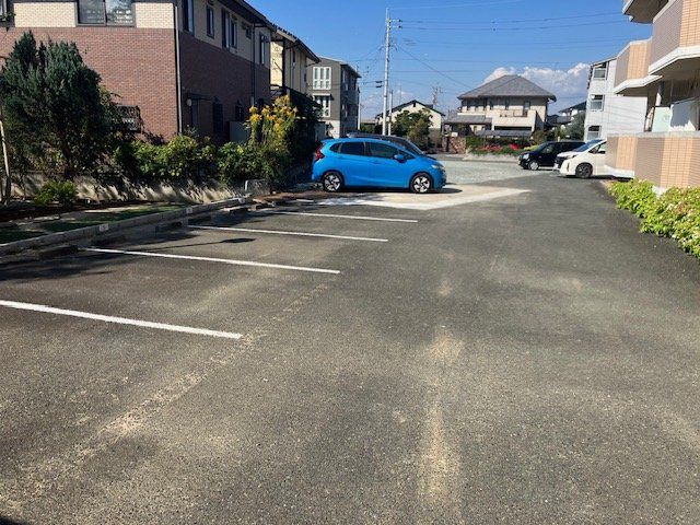 メゾン神代の駐車場