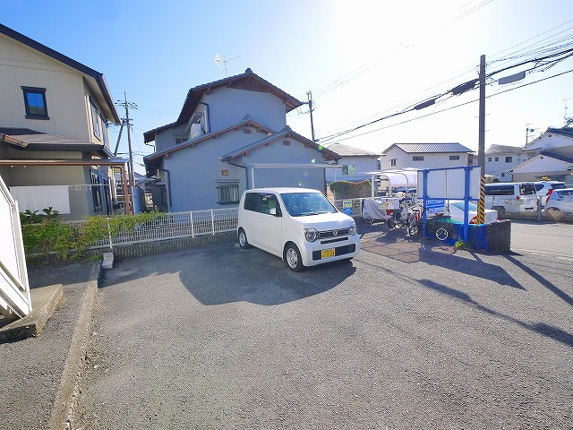 ハイツニューアイリスの駐車場