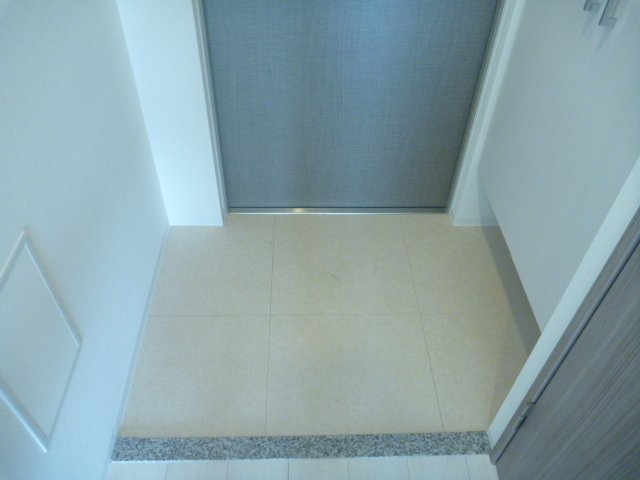 エスリード大阪城南グランデュクス　BRAVI不動産の玄関|【エスリード大阪城南グランデュクス】収納もある玄関です