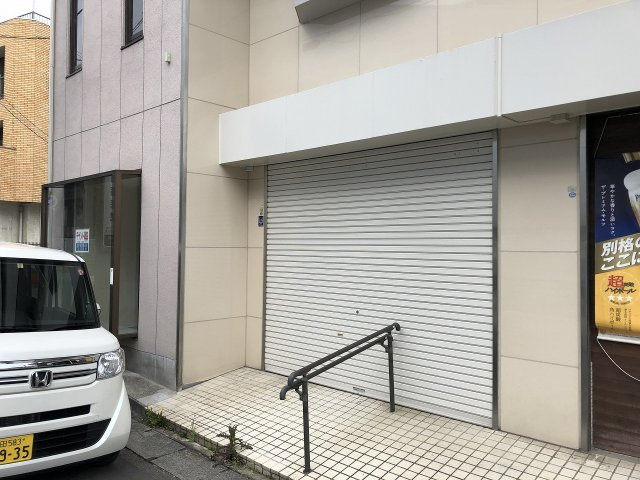 いずみビルのエントランス