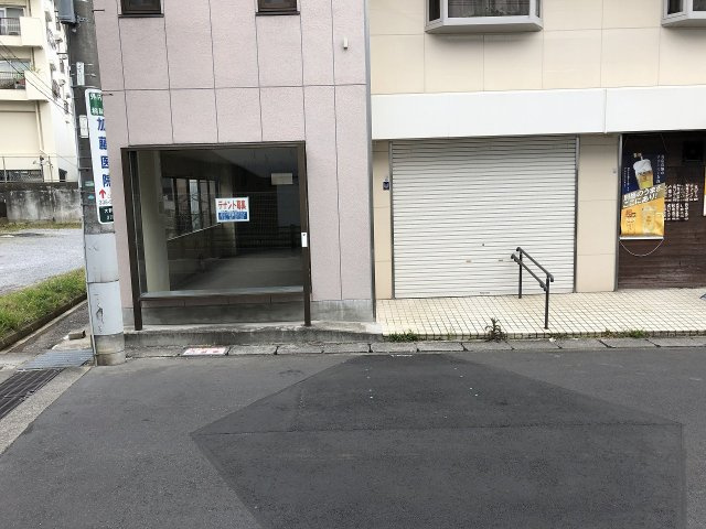いずみビルのエントランス