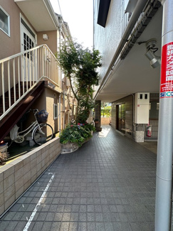 【エントランス】 | 共用エントランスにある防犯カメラです！夜遅くに帰宅する時も、お出かけ時でも安心ですね♪