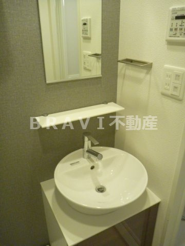 エスリード本町レジデンス　BRAVI不動産の独立洗面台|【エスリード本町レジデンス】独立洗面化粧台付き