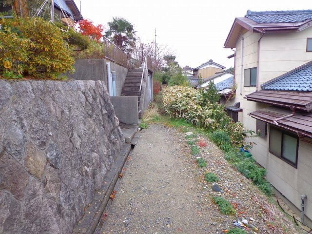 【前面道路含む現地写真】 | 秋葉２丁目売地 | この奥が対象物件です