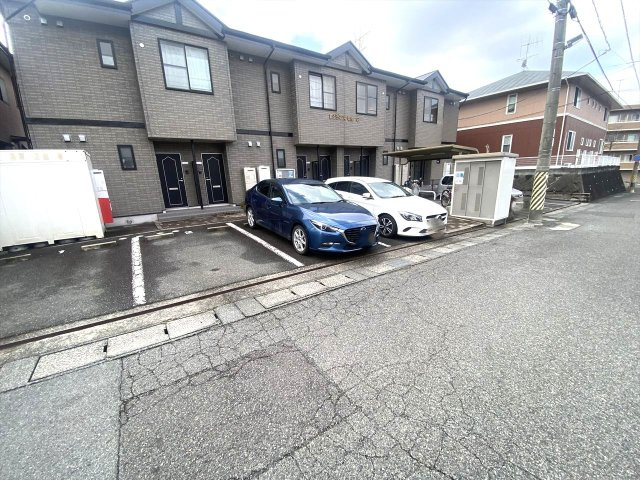 レジデンスヒルＣの駐車場