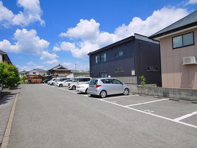 サニーコートＡ・Ｂ（四条大路）の駐車場|駐車場があるので、車を買う予定の方も安心です