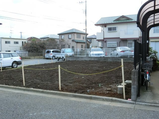 習志野市藤崎１丁目　売地　建築条件なし　更地　東南道路面の前面道路含む現地写真