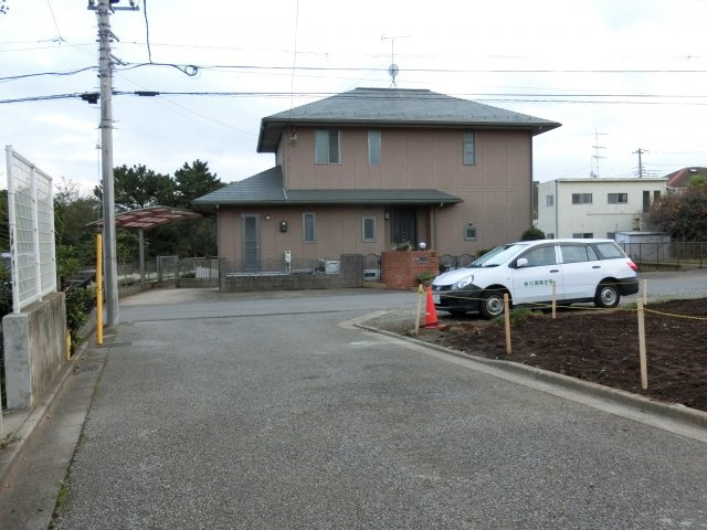 習志野市藤崎１丁目　売地　建築条件なし　更地　東南道路面の前面道路含む現地写真