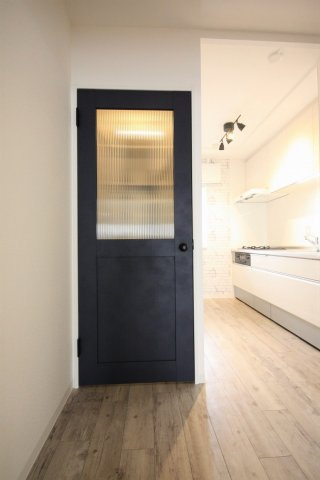 【内装】 | エクレール　ヨコハマ | エクレール・ヨコハマ　　　建具はLIXILのVINTIA！ヴィンテージ感がなんとも落ち着きます♪