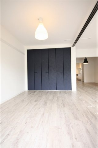 【洋室】 | エクレール　ヨコハマ | エクレール・ヨコハマ　　　ネイビーの建具がアクセントになっています♪