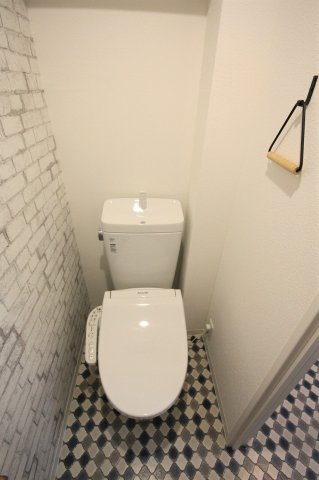 【トイレ】 | エクレール　ヨコハマ | エクレール・ヨコハマ　　　レトロ調の床とレンガ調の壁や雰囲気のあるペーパーホルダーとタオル掛けがいい感じです♪温水洗浄便座付き！