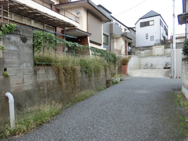 習志野市藤崎７丁目　売地　建築条件なし　更地渡しの前面道路含む現地写真