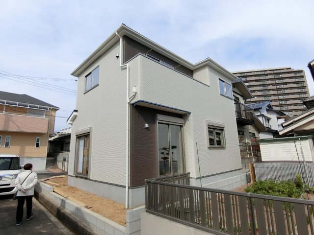 明石市魚住町長坂寺　新築戸建の前面道路含む現地写真|角地で南側が広いので陽当たりはいいですね