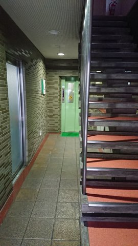 平原ビルのエントランス
