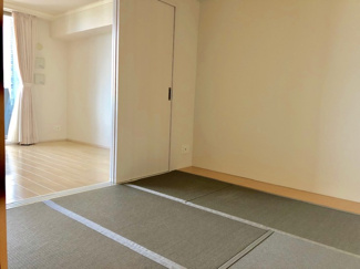 【和室】 | ◆◇◆エスリード西宮甲陽園Ⅱ番館Airs◆◇◆ | 和モダンのイメージで畳をグレーに変更しており、少し違った和室を演出しております。