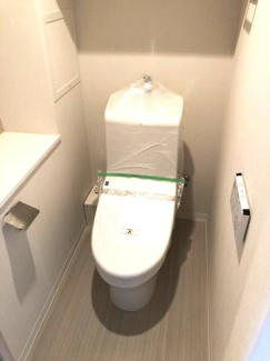 【トイレ】 | ◆◇◆エスリード西宮甲陽園Ⅱ番館Airs◆◇◆ | ウォシュレット付きで清潔感のあるトイレです。壁かけリモコン、上部収納がありとても便利。