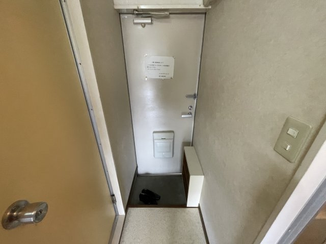 コーポラヴィアンローズの玄関