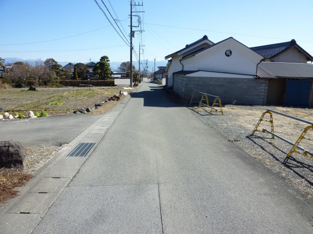 白根源小学校近く南アルプス市有野114坪土地の前面道路含む現地写真