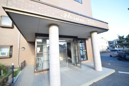 フローラムパレスのエントランス|キレイなエントランスです