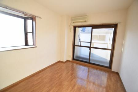 フローラムパレスの居間・リビング|敷地内に駐車場有ります。